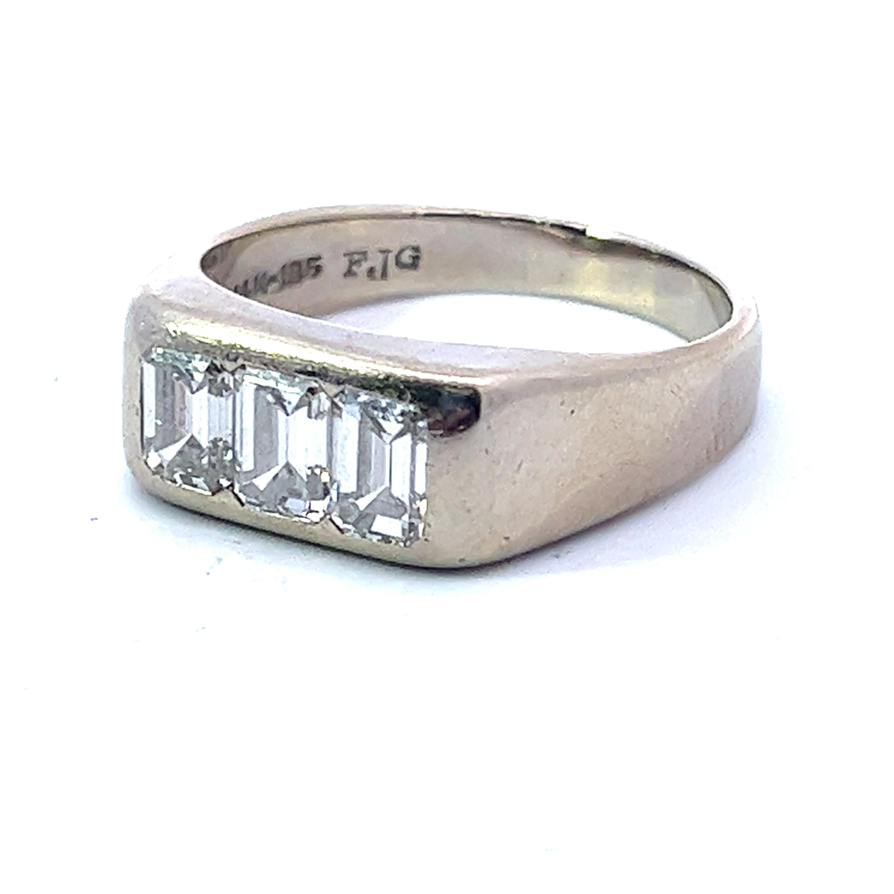 14KW American 1960s 3 Stones Diamond Ring
