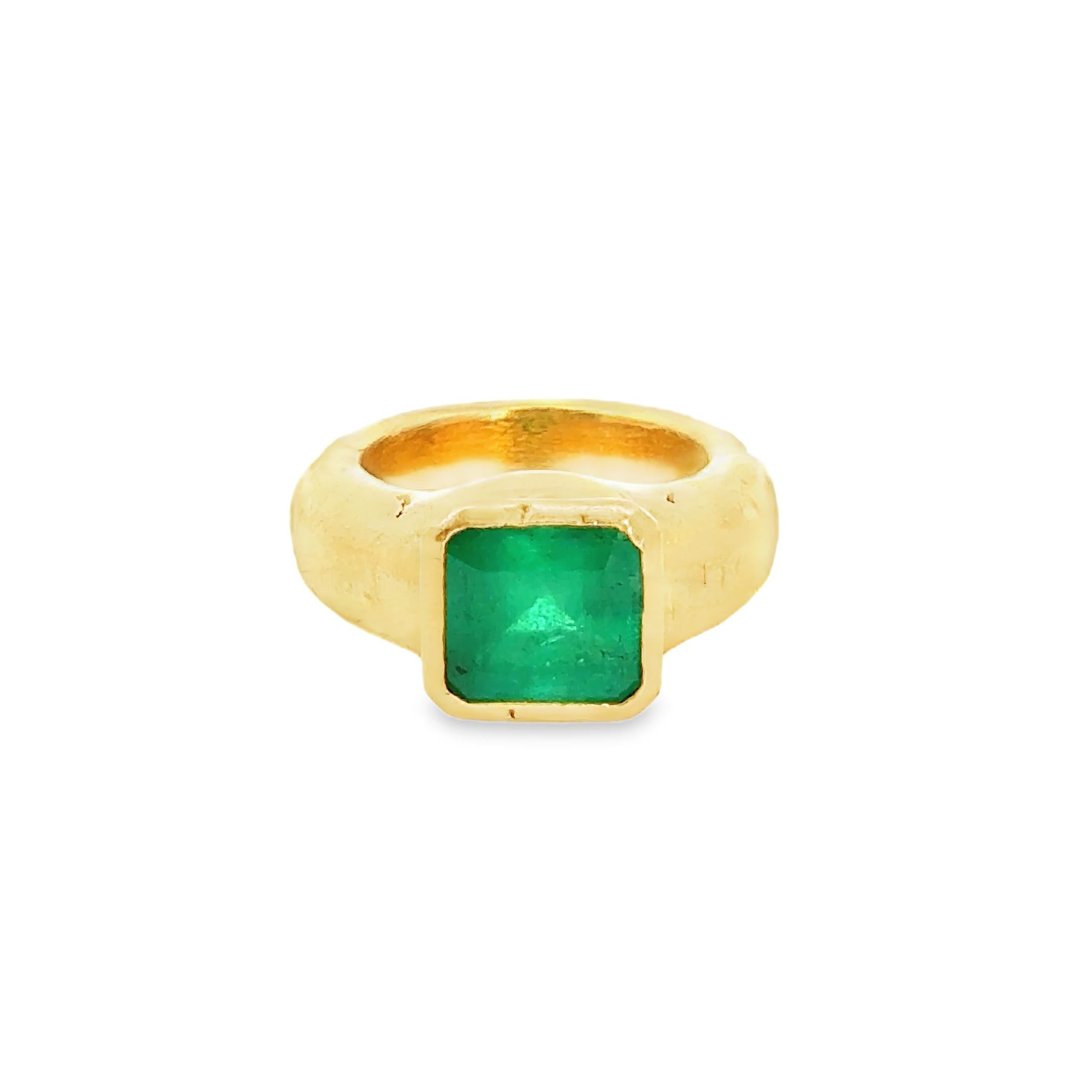 Colombian Emerald Modernist Hammered 18K Gold Ring