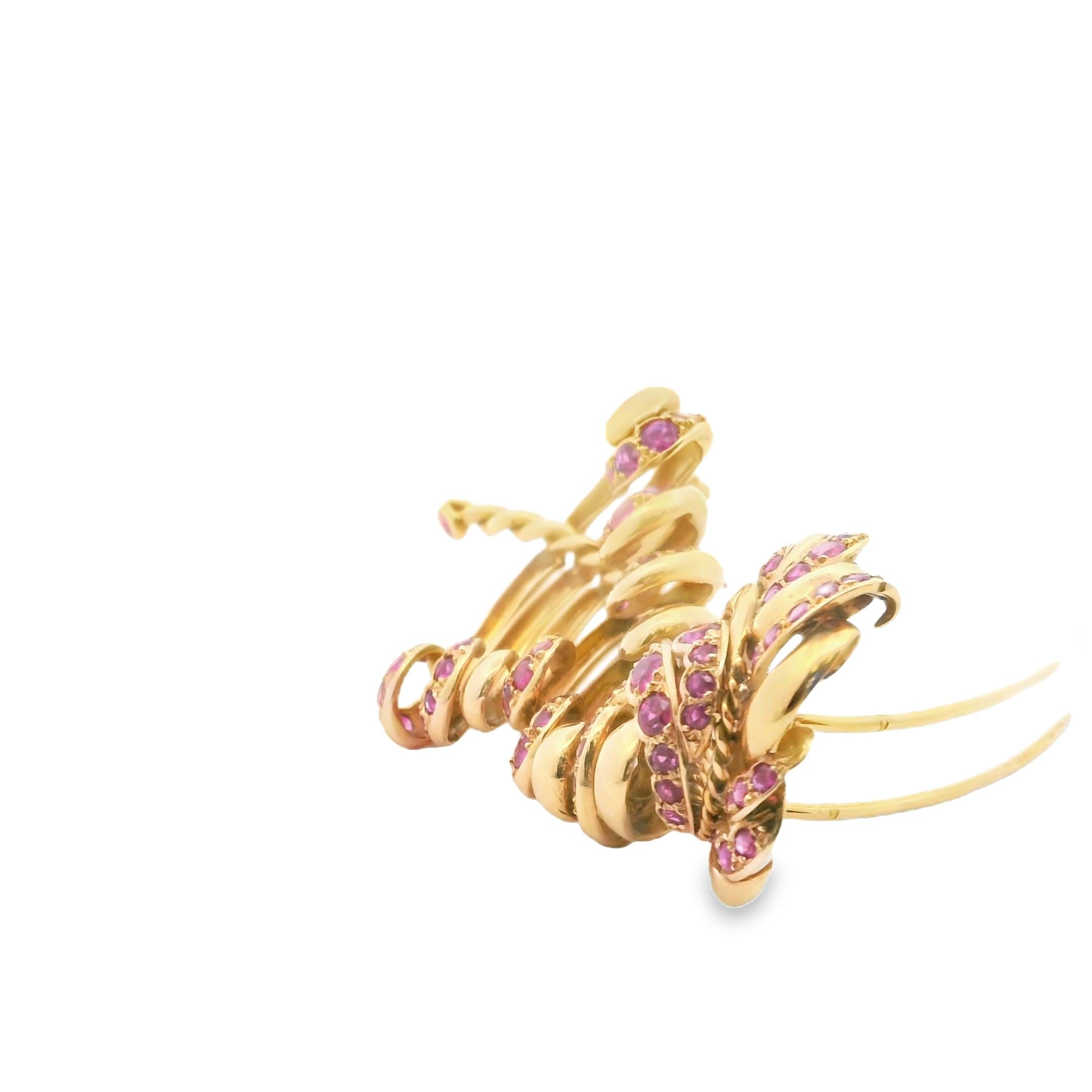 A brooch in gold and pink sapphire