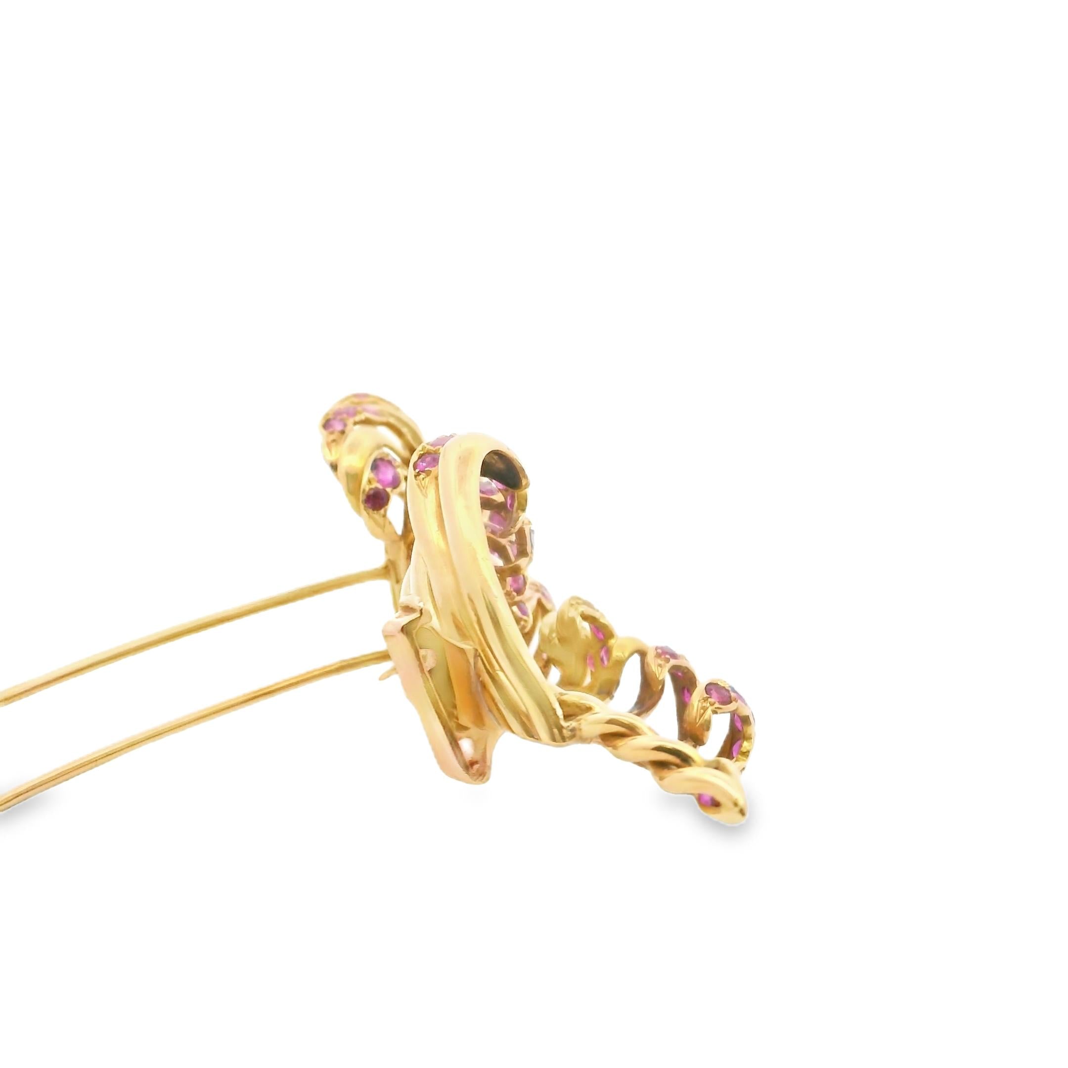 A brooch in gold and pink sapphire