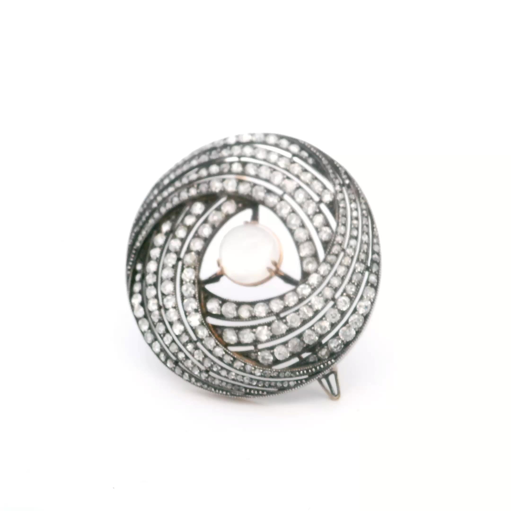 A brooch in gold, silver, diamond and moonstone