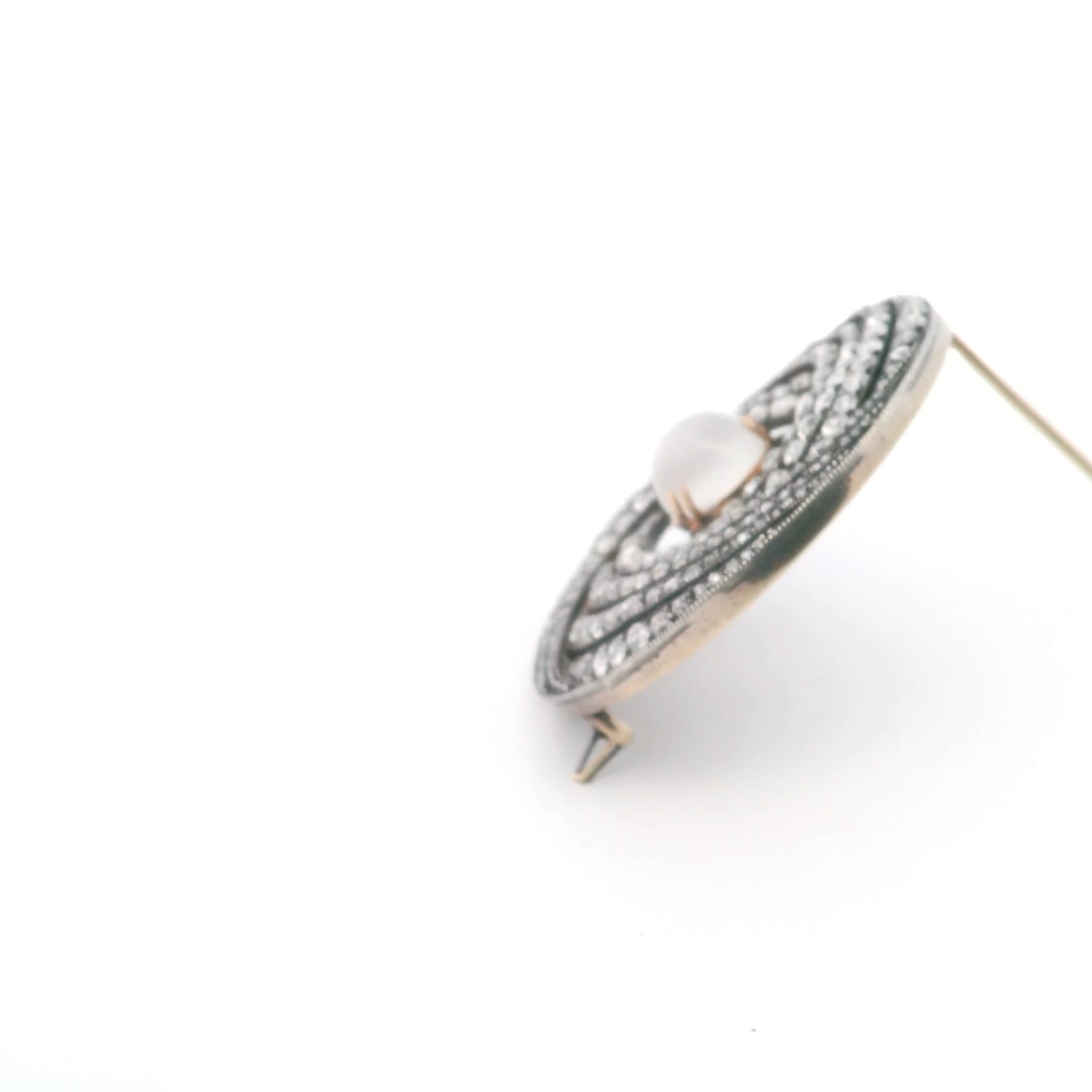 A brooch in gold, silver, diamond and moonstone