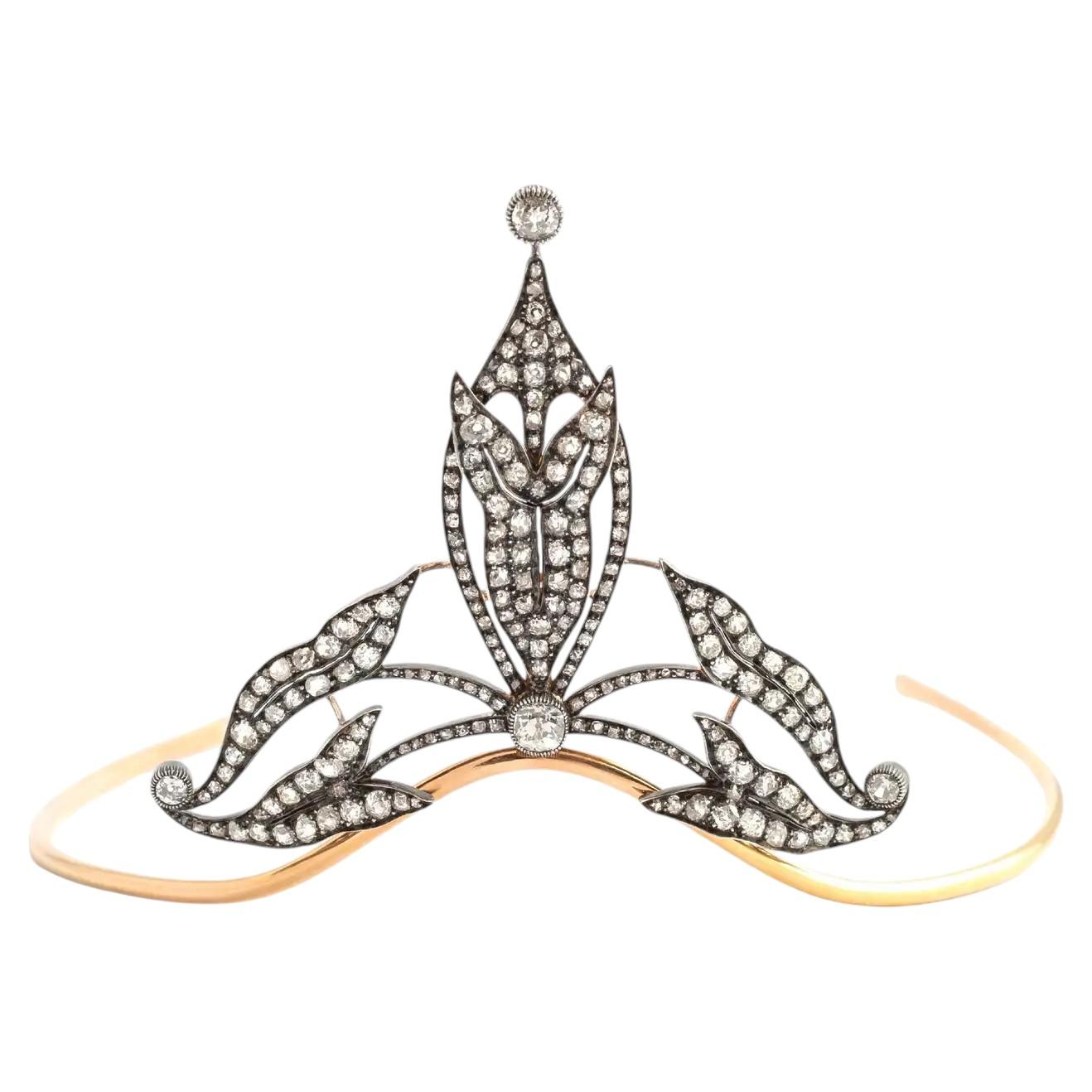 A tiara convertible into a brooch in yellow gold and silver set with diamonds.