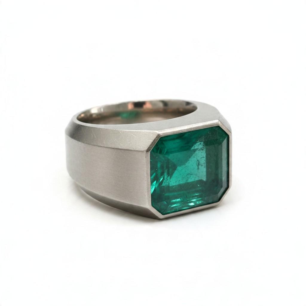 Hemmerle Emerald Ring in 18K Gold, circa 2005, view 4