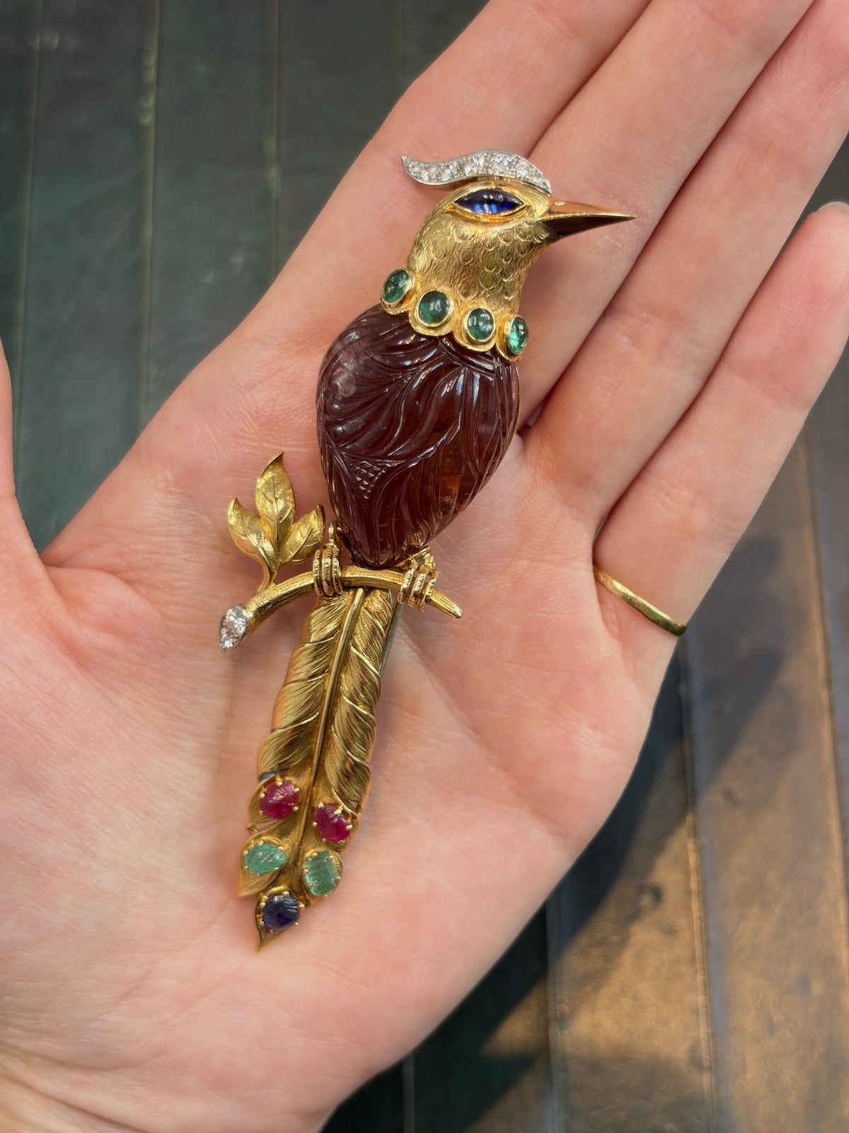 Mauboussin Carved Ruby, Emerald and Diamond Bird Brooch in 18K Yellow Gold, 1950, view 3