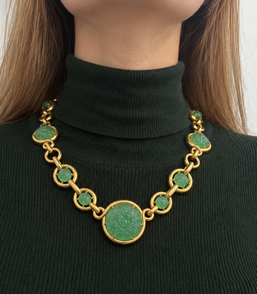 David Webb Carved Emerald and Cabochon Long Necklace in 18K Yellow Gold, 1960s, view 4
