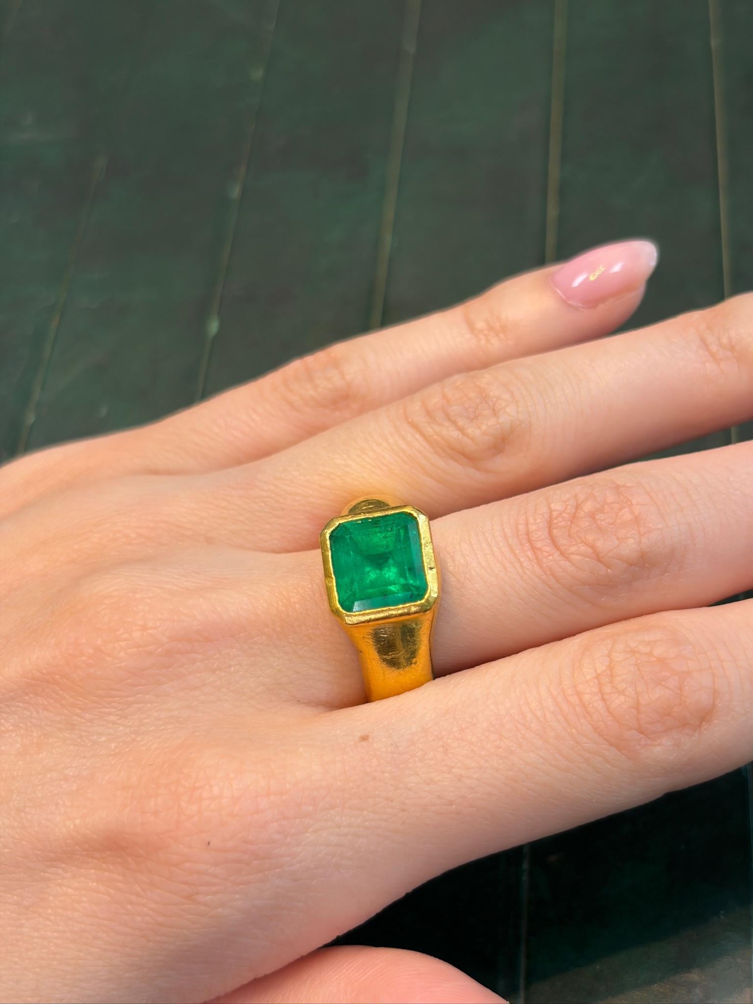 Colombian Emerald Modernist Hammered 18K Gold Ring
