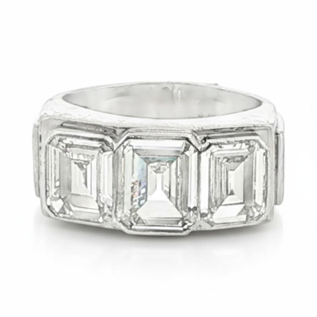 French Art Deco Emerald-Cut Diamond Ring France, circa 1930